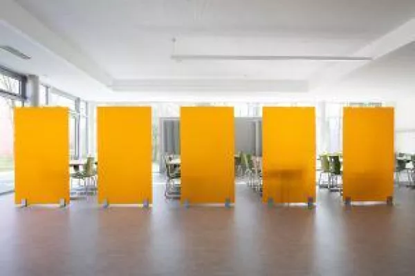 Bild: Stellwände aus Wabenkunststoff zur flexiblen Zonierung