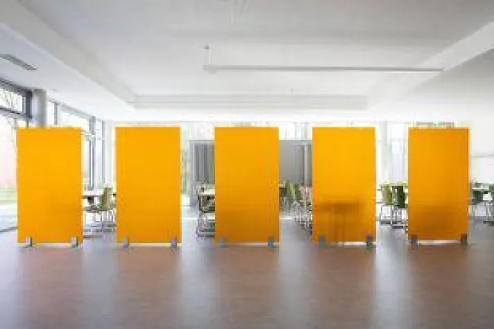 Bild: Stellwände aus Wabenkunststoff zur flexiblen Zonierung