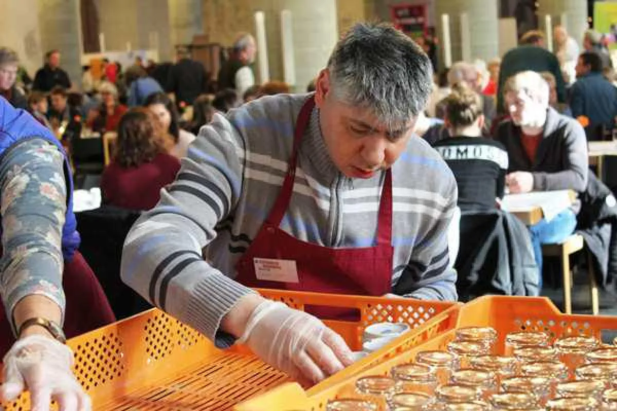 Konzentriert sortiert Erkan Sahin Tassen und Gläser ein.