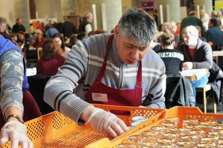 Bild: Menschen mit Behinderungen engagieren sich in der Vesperkirche