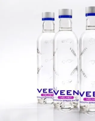 Bild: Die neue Veen-Glasflasche wird Hausmarke des Londoner Luxuskaufhauses Harrods