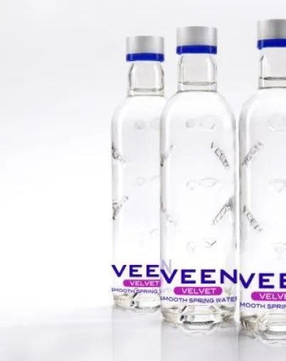 Bild: Die neue Veen-Glasflasche wird Hausmarke des Londoner Luxuskaufhauses Harrods