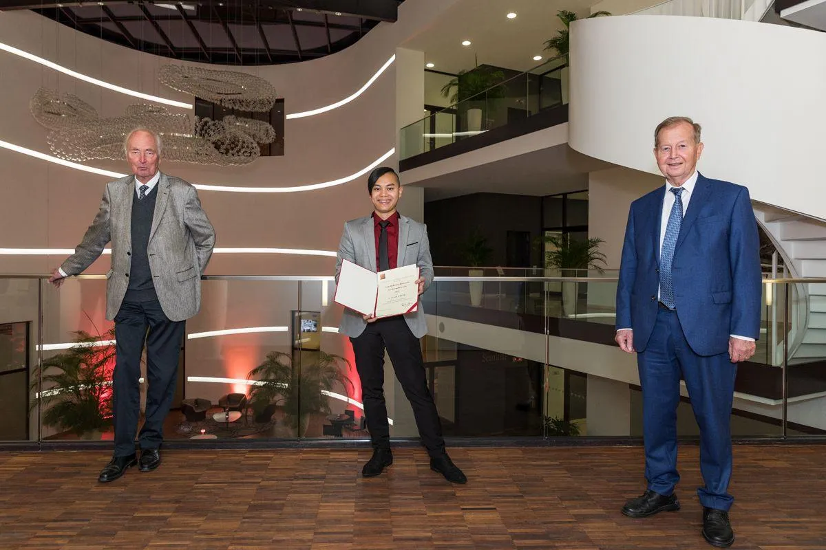Dr. Maik Luu und seine Gratulanten, Prof. Dr. Hans-Dieter Klenk und Friedrich Bohl (rechts)