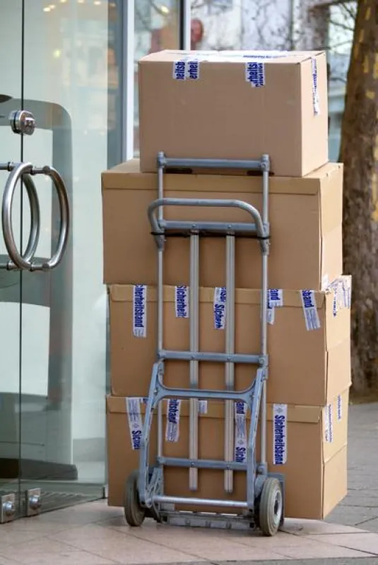 Lieferungen von Hellmann gehen immer häufiger an Endverbraucher: Online-Shops gewinnen auch für den Logistik-Experten an Bedeutung.