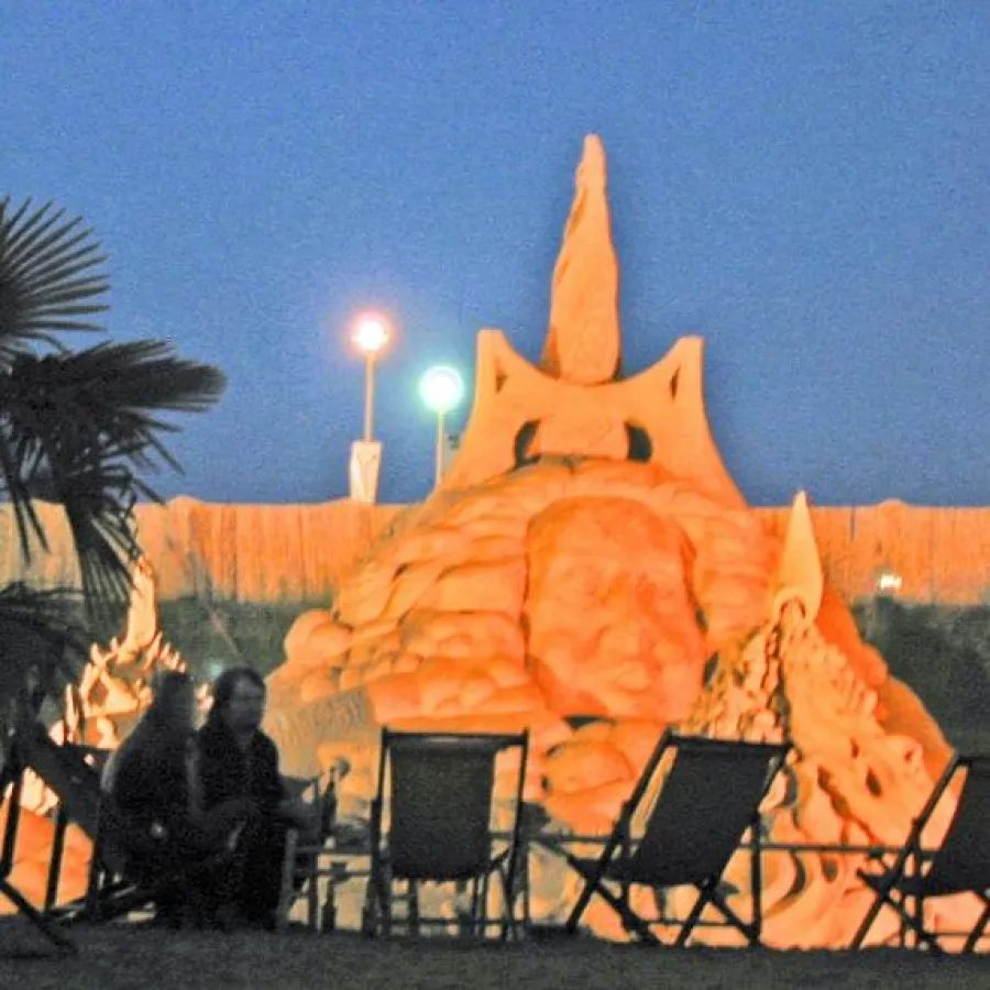 Chillen vor den Sandskulpturen