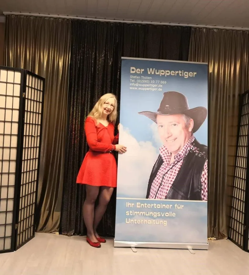 Shanna Lucia Frings auf der Bühne der Showgaststätte