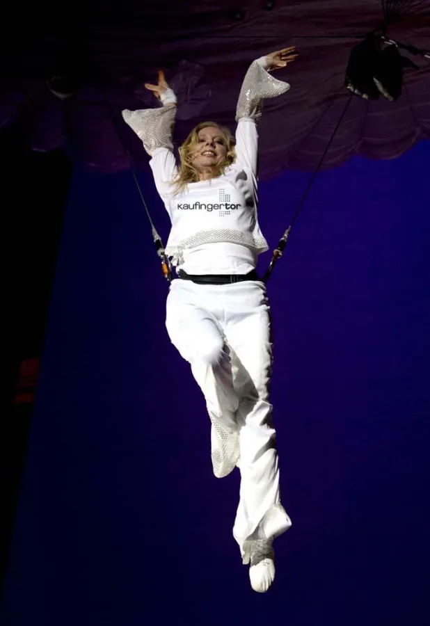 Fliegende Engel in Münchens Einkaufspassage Kaufingertor