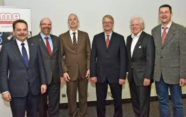 Bild: Staffelstab übergeben: Peter Krause neuer AMA Vorstandsvorsitzender