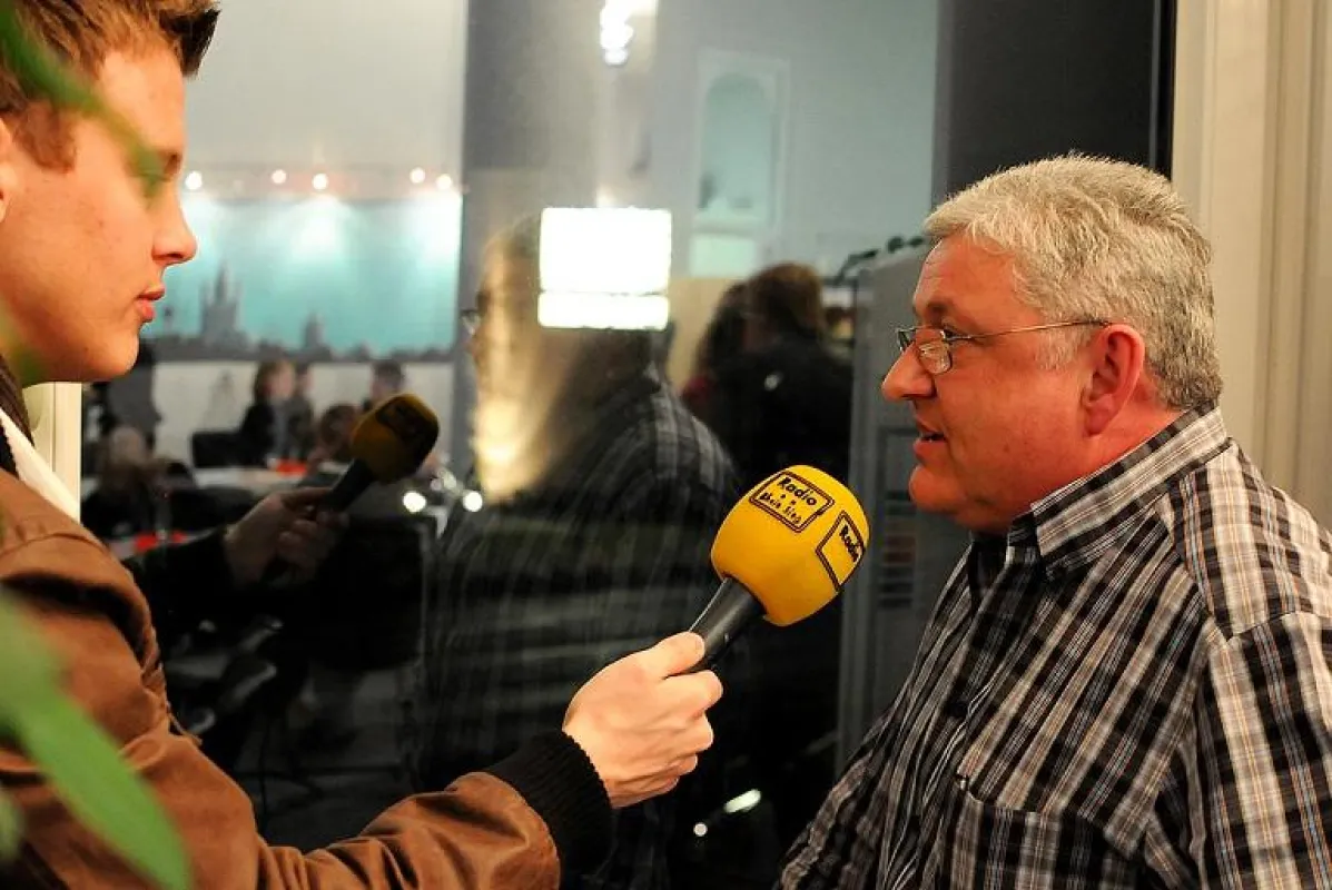 Marcel Klein von Radio Bonn/Rhein-Sieg interviewt Heiner Dames beim alpha-Treff im März