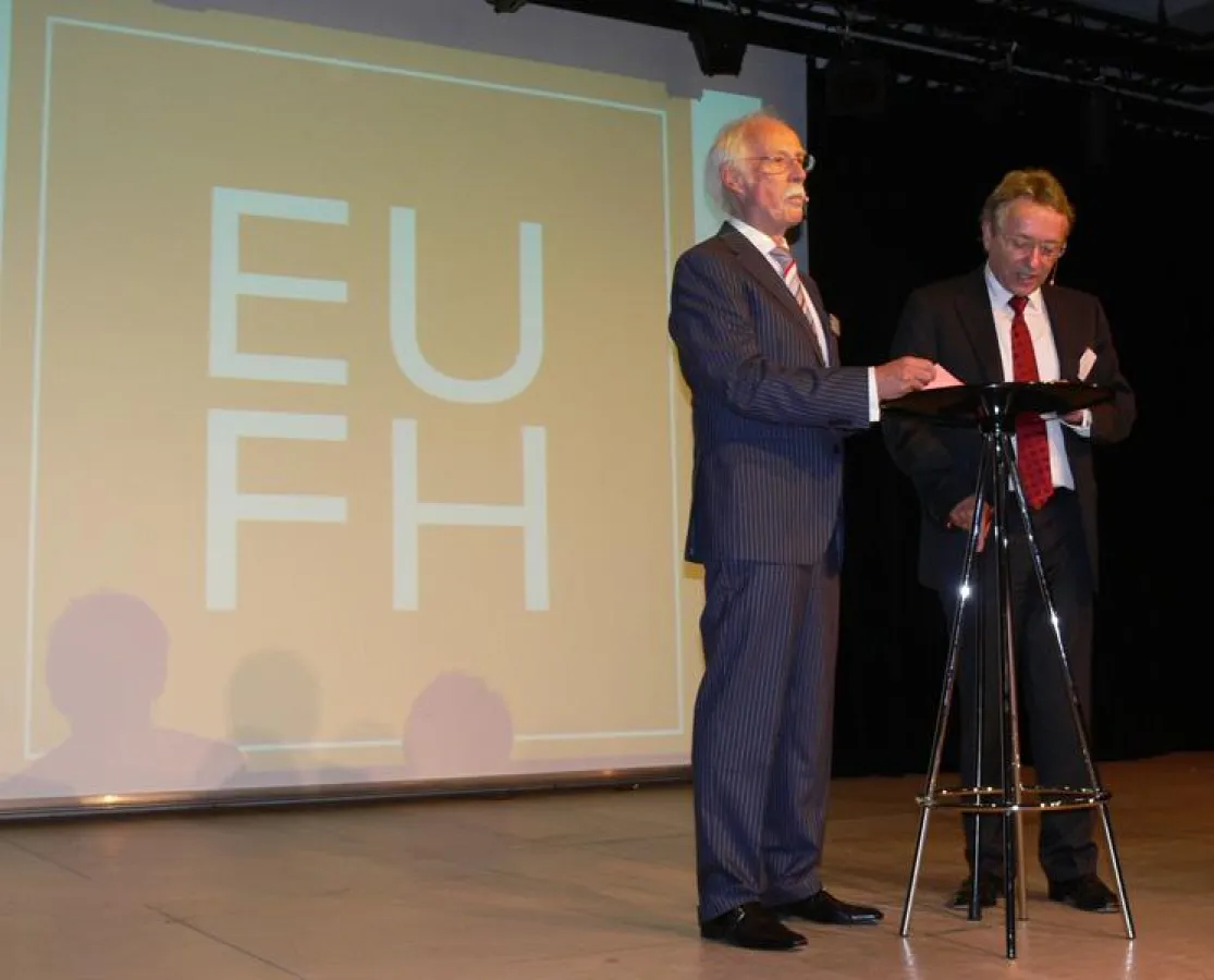 Gründungsrektor Prof. Dr. Jürgen Dröge (links) und Jürgen Weischer, Träger der EUFH, erzählten während des Festakts Anekdoten aus