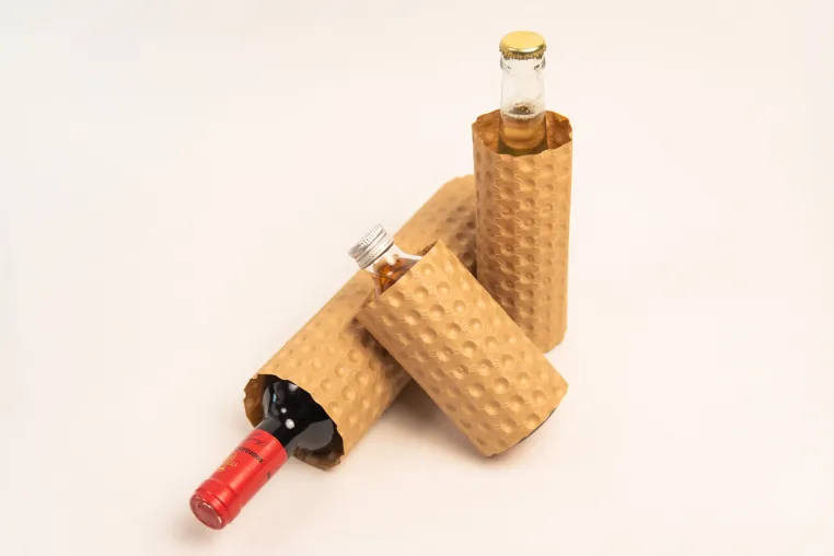 Papair GmbH baut mit nachhaltigen Flaschenhüllen aus Papier das Produktsortiment aus. Bild: Papair GmbH baut mit nachhaltigen Flaschenhüllen aus Papier das Produktsortiment aus.