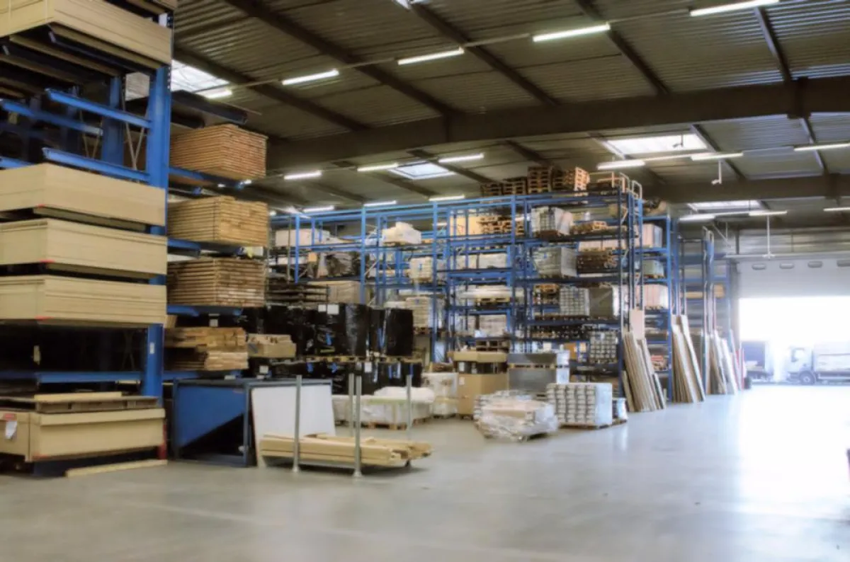 Die Konstruktion der Regale von OHRA ermöglicht die benötigte hohe Flächennutzung. (Foto: Grosjean)