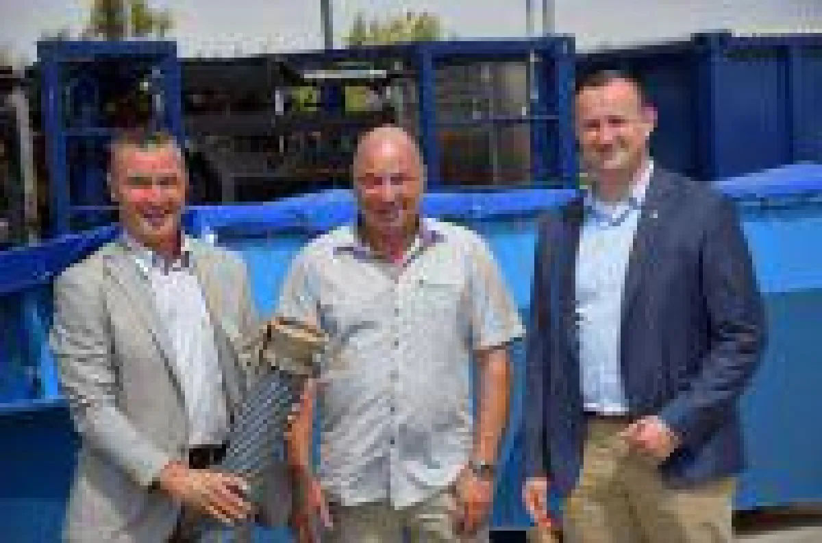 MdB Albert Weiler (links) und MdL Christian Herrgott (rechts) besuchten H&E Bohrtechnik mit Geschäftsführer Thomas Heidler.