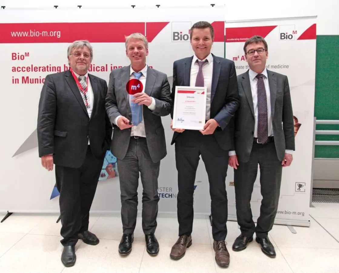 Ehrende und Geehrte (von links): Prof. Horst Domdey (Geschäftsführer BioM), Prof. Jörg Wischhusen, Dr. Valentin Bruttel, Dr. Bernhard Schwab (Amtschef des Bayerischen Wirtschaftsministeriums). (Foto: 