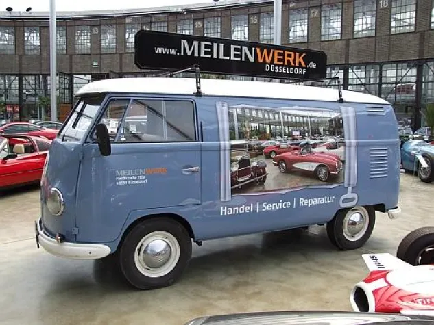 Bild: Meilenwerk Düsseldorf mit Oldtimer-"Werkswagen"