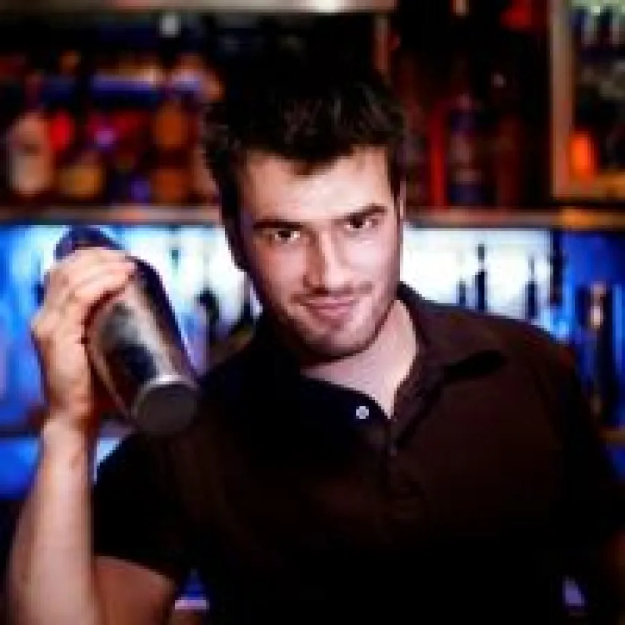 Im Ausland Sprachen lernen und beispielsweise als Barkeeper arbeiten.