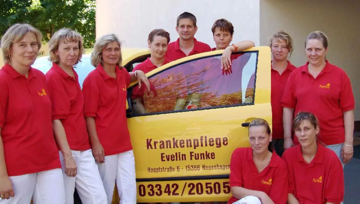 Sie gründete am 1. Juli 1993 einen der ersten Pflegedienste in Neuenhagen: Evelin Funke (3.v.l.). Ihr Ziel ist jetzt ein Pflegestützpunkt in Neuenhagen.