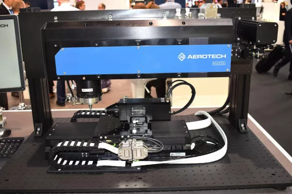 Bild: Auf 5 Achsen unterwegs: Lasermikrobearbeitung mit dem AGV5D auf der Überholspur