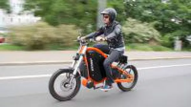 Bild: Umweltfreundlich, lautlos, rasant: Elektromotorrad mit Pedalen erstaunt Deutschland