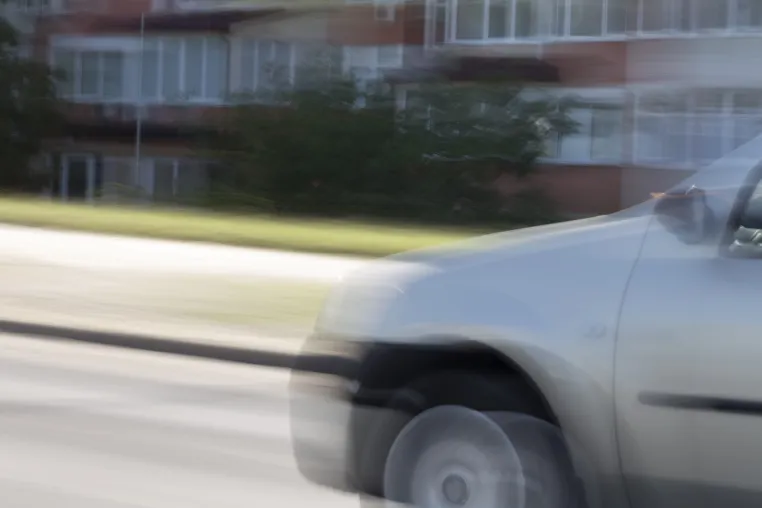 Bild: Eine Teststrecke für die E-Mobilität der Zukunft – Forschungsprojekt erprobt kabellose Ladetechnologie