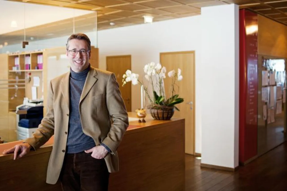 Hoteldirektor Peter Heine freut sich über die Auszeichnung