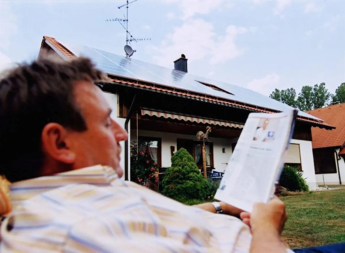 Idylle im Garten: Ein Sonnenkraftwerk auf dem Dach.