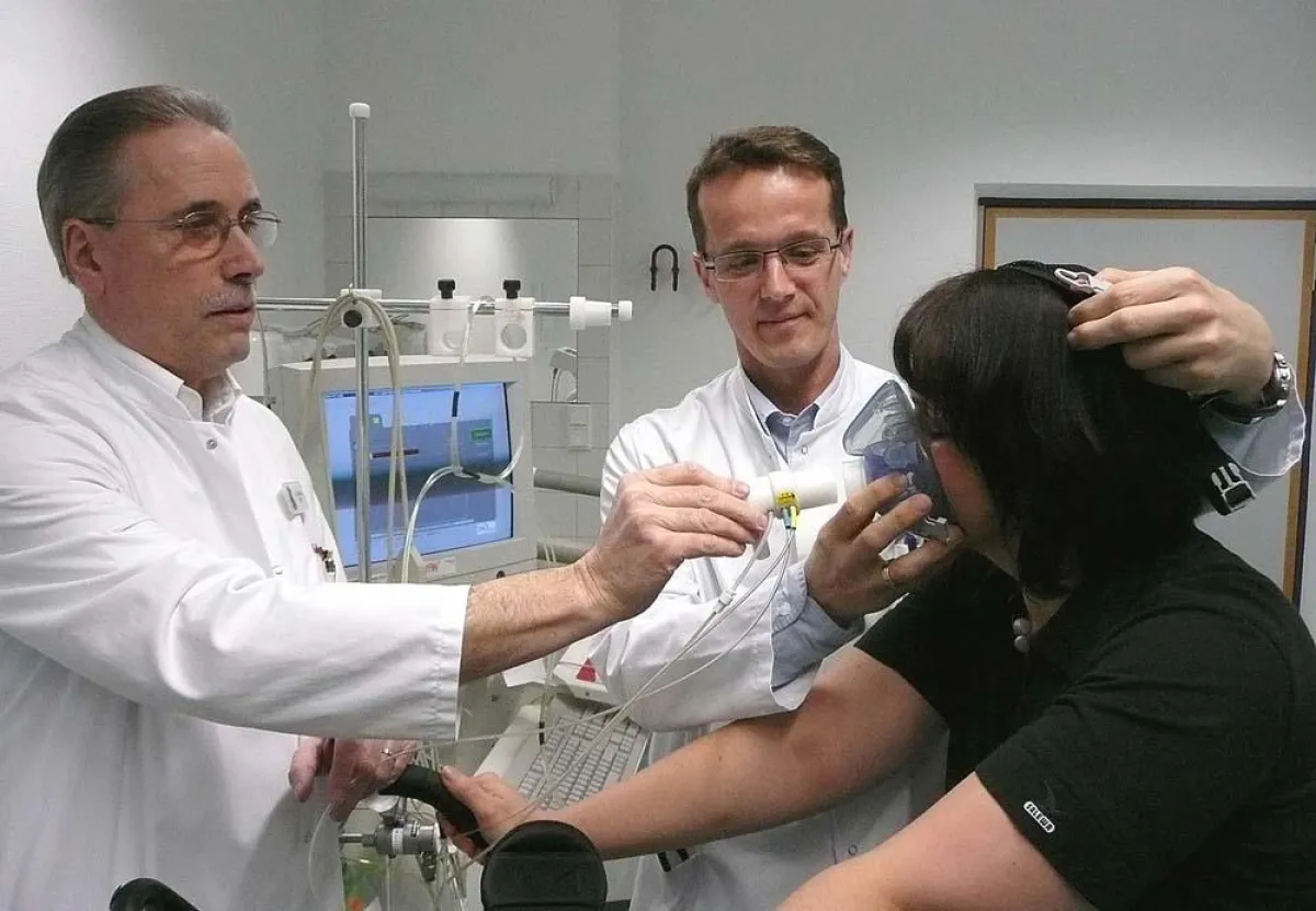 Dr. med. Jürgen Walthier und Dr. med. Marc Spielmanns, Chefärzte der Inneren Medizin im St. Remigius Krankenhaus Opladen (v. l.)