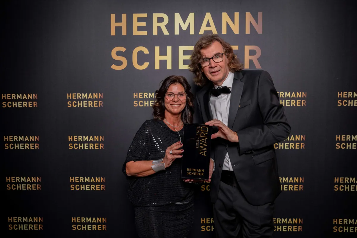 SABINE KLEIN erhält den Excellence Award beim Speaker Slam in Wiesbaden für ihre Leadership-Vision (© Foto: Justin Bocke / Bildrechte: SABINE KLEIN)