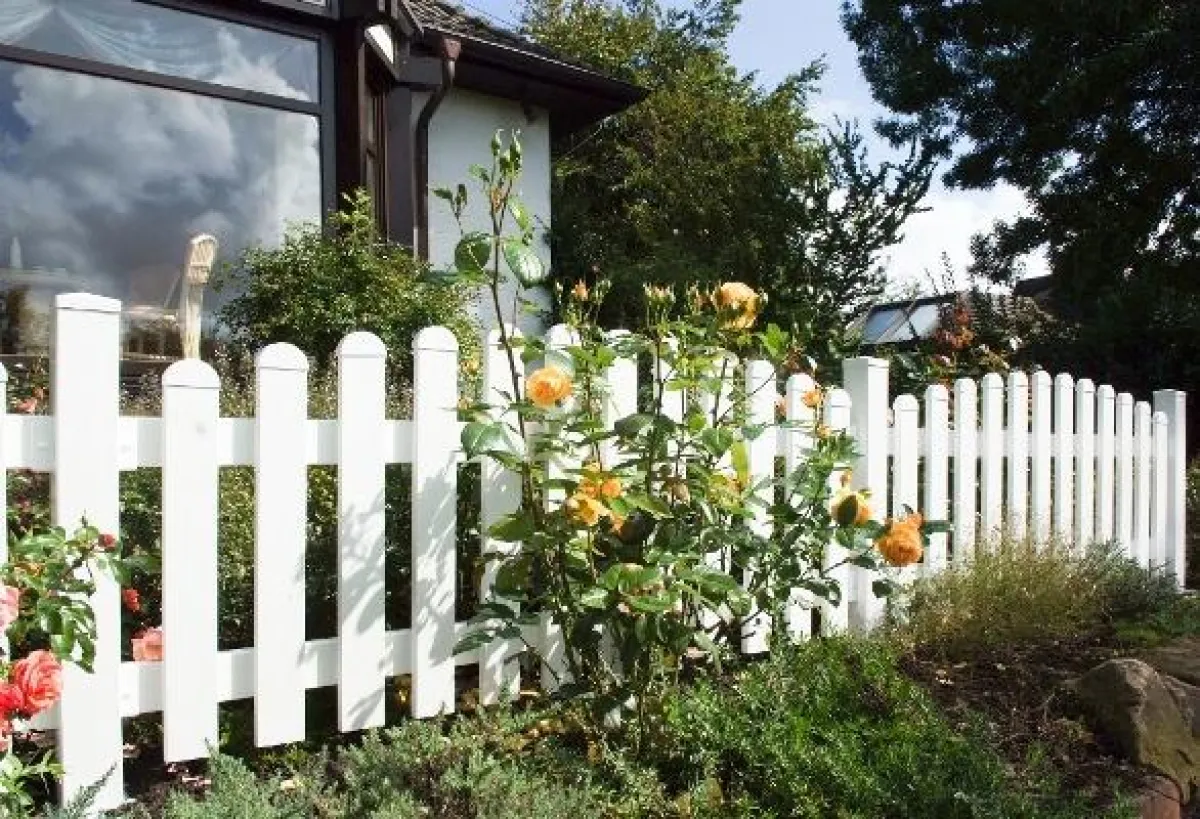 Bei den Gartenzäunen der BasicLine ist jährliches Streichen überflüssig: die Kunststoffelemente bleichen nicht aus und können leicht gereinigt werden. Bild: tdx/GroJa