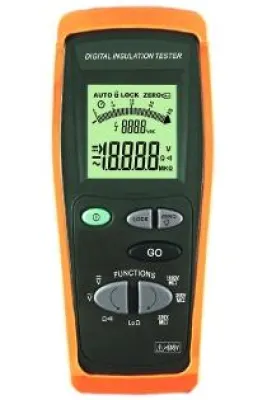 Bild: Isolationsmessung an Photovoltaik-Anlagen