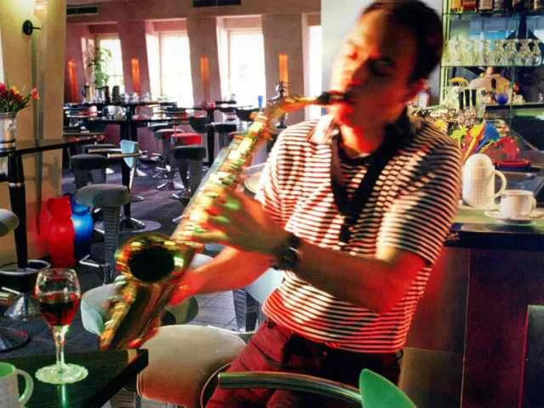 Auch Musiker spielen bei den Kunst & Genuss-Veranstaltungen in Mintrops Land Hotel Burgaltendorf groß auf.