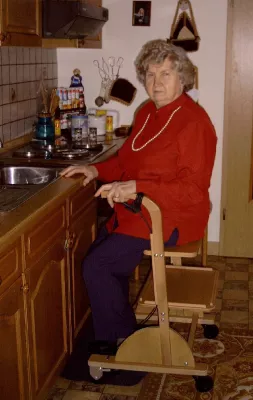 Bild: Neuer Indoor-Rollator aus Holz -  vielseitige Hilfe im Alltag