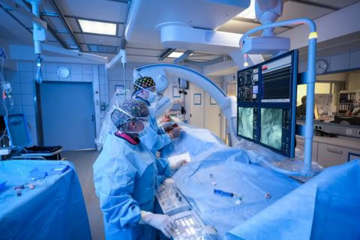 Der Katheter wird vorsichtig bis zur Prostata-Arterie vorgeschoben