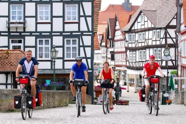 Bild: Radeln im Herbst - Die letzten schönen Tage nutzen - Neue Broschüre „Rad-Erlebnisse im Land der Brüder Grimm“