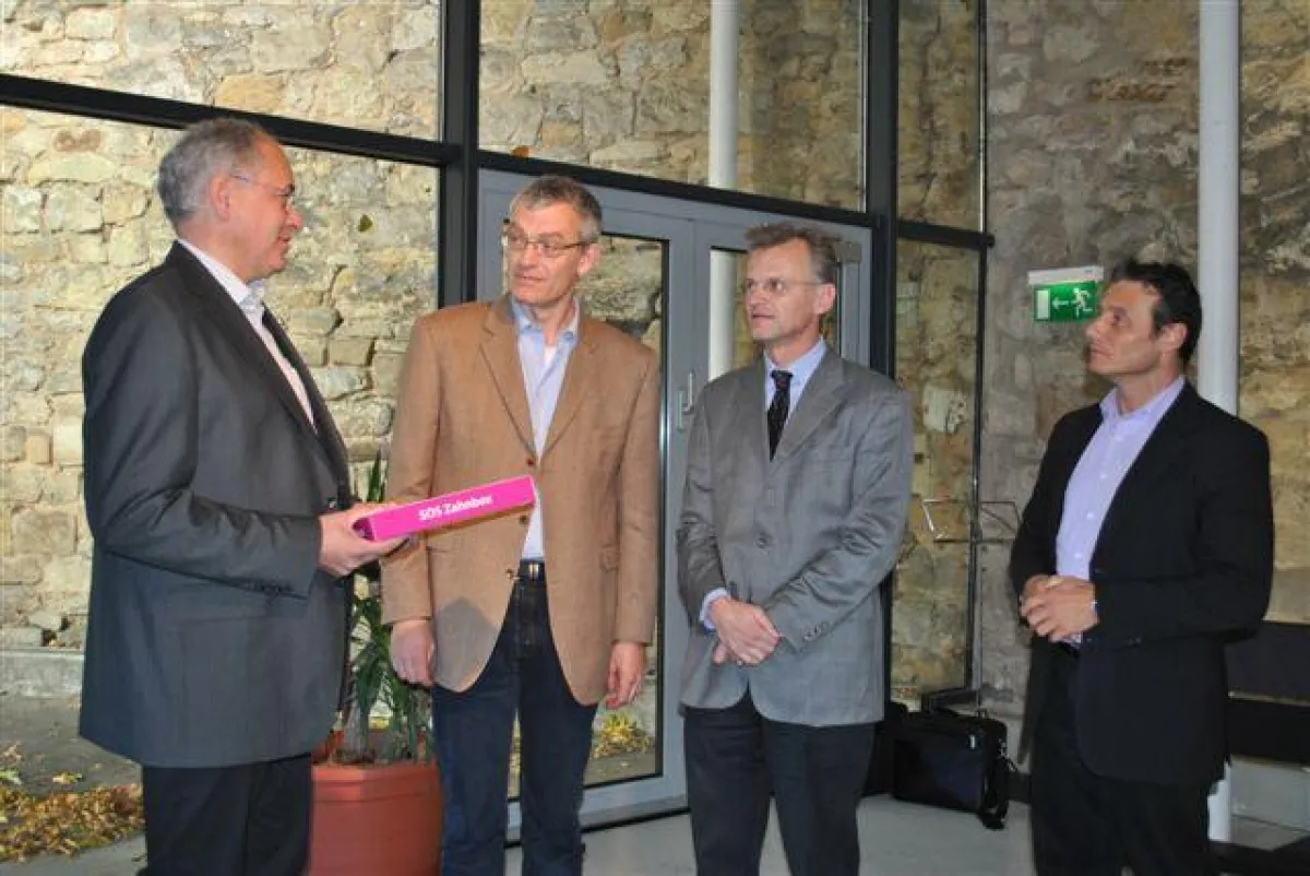 Übergabe des SOS Zahnbox Rettungspaketes an den stellvertret. Schulleiter H.-F. Bringewatt, Gymnasium Andreanum)