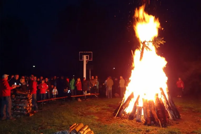Zur Walpurgisnacht erobern Hexen und Tanzwillige Renneritz Bild: Zur Walpurgisnacht erobern Hexen und Tanzwillige Renneritz