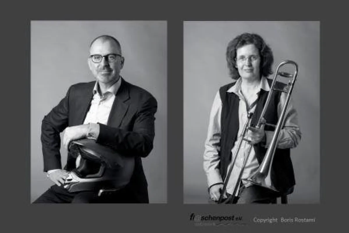 Frank Ulrich mit Motorradhelm, Roswitha Kiers mit Posaune - fotografiert von Boris Rostami
