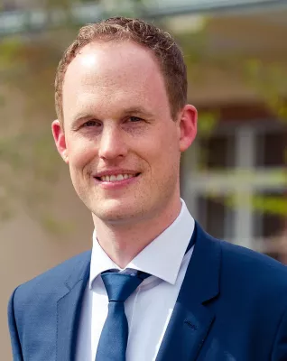 Bild: Im Gespräch mit Jonas Sewing vom Diakonissen-Stiftungs-Krankenhaus Speyer