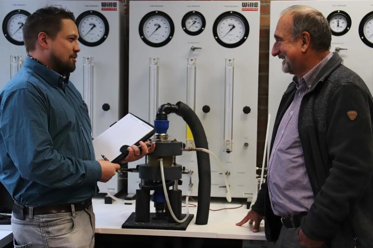 Professor Lutz Müller (r.) und Doktorand Jan-Henrik Kupfernagel besprechen die nächsten Schritte zur Weiterentwicklung des Versuchsstands. (Foto: Hochschule OWL/Katharina Thehos)