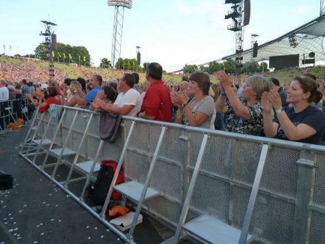 Bild: GIGS Bühnenbarrikaden auf hoher See mit Herbert Grönemeyer