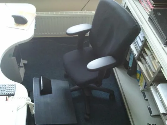 Bild: Ergonomische Büroausstattung bei Kleinwuchs und Skoliose – ein neues DAVID Bürostuhl-Projekt von Norbert Vogt