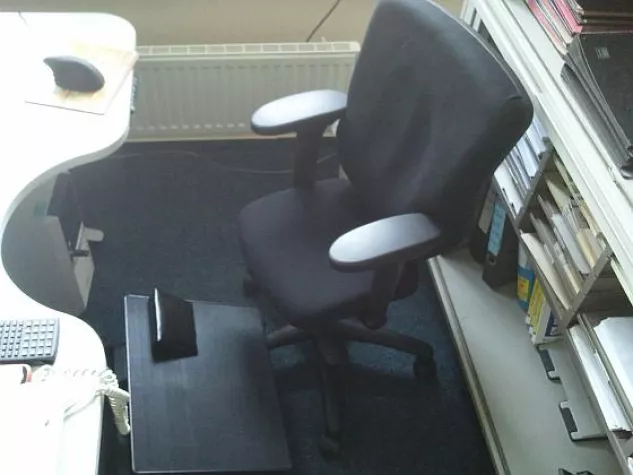 Bild: Ergonomische Büroausstattung bei Kleinwuchs und Skoliose – ein neues DAVID Bürostuhl-Projekt von Norbert Vogt