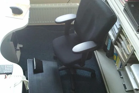 Bild: Ergonomische Büroausstattung bei Kleinwuchs und Skoliose – ein neues DAVID Bürostuhl-Projekt von Norbert Vogt