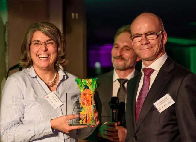 Bild: Barbara Gronauer Gewinnerin des Practitioners Best Paper Award auf der TRIZ Future Conference 2015