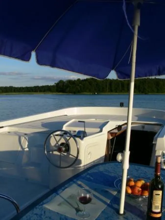 Wein genießen im Sonnenuntergang