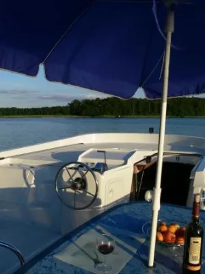Bild: Die Weinweltreise - Auf dem Hausboot im deutschen Venedig