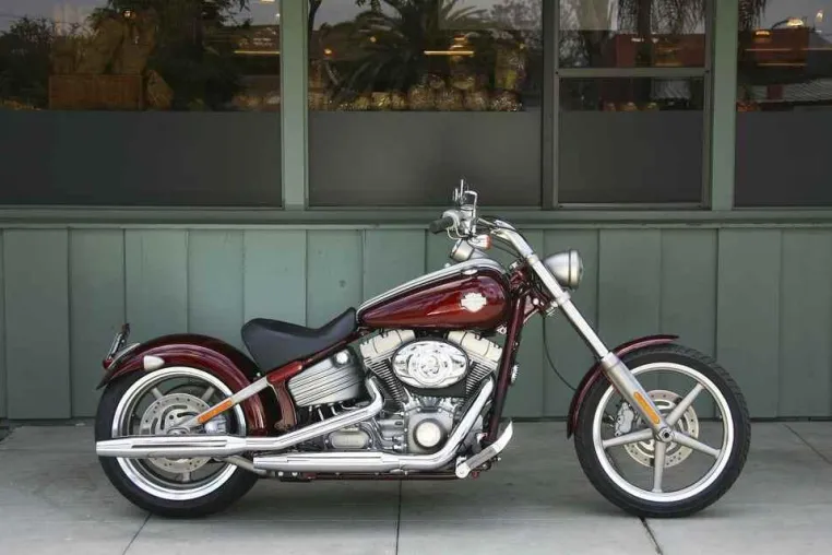 Bild: Revolution in long’n low - Rocker und die Rocker C bereichern 2008 die Softail Baureihe