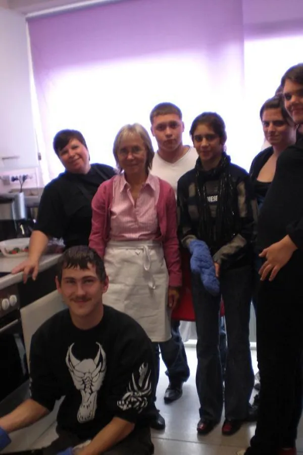 Die Brötchen sind fertig! Die FAW-Kursteilnehmer mit ihrer Ausbilderin Viola Kellner und AOK-Ernährungsexpertin Gudula Rümping in