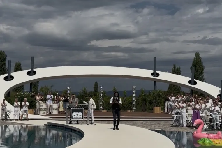 Rekordzuschauerzahlen im ZDF Fernsehgarten! SOS Project x U Jean begeistern mit neuer Single "Vivo Vivo" Bild: Rekordzuschauerzahlen im ZDF Fernsehgarten! SOS Project x U Jean begeistern mit neuer Single "Vivo Vivo"