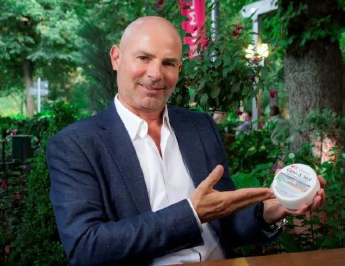 Gastronom Carlo Rieder mit Produkt Nansolid Clean & Seal